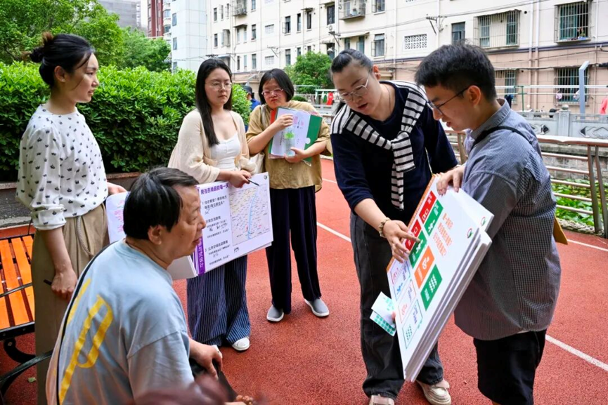 从“找茬”到“解题”！曹杨这里用一块块指示标牌，串联起社区生活的“幸福拼图”~