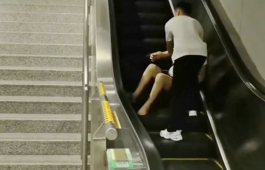 老人在扶梯摔倒，他冲了上去！曹杨应消一体救援服务站队员的这波操作，安全感拉满~