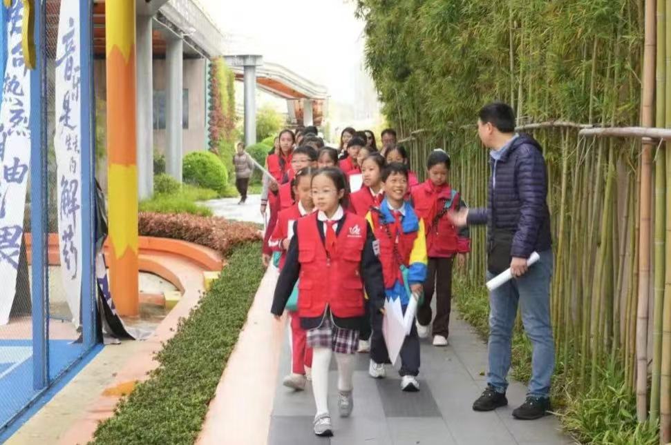 举着队旗看曹杨｜从“小听众”到“小先生”！“曹Young红领巾讲解员”这样讲好社区故事~