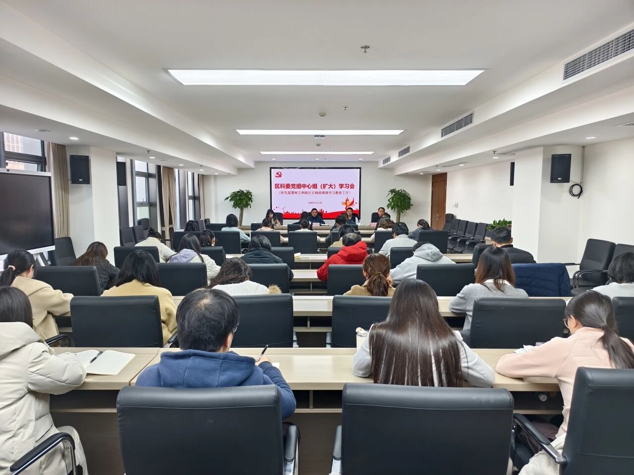 区科委召开党组中心组（扩大）学习会，研究部署树立和践行正确政绩观学习教育工作
