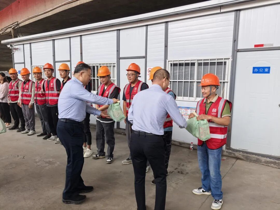 送关爱、强担当、守安全——市绿化市容局副局长张立新带队慰问市容景观条线职工