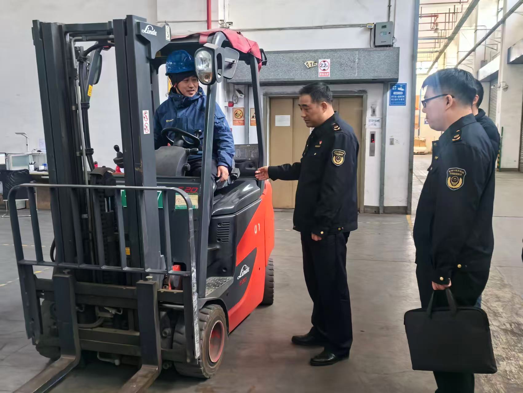 区市场监管局杨彩君副局长带队前往桃浦西北物流园区、国金体育中心开展节前特种设备安全检查