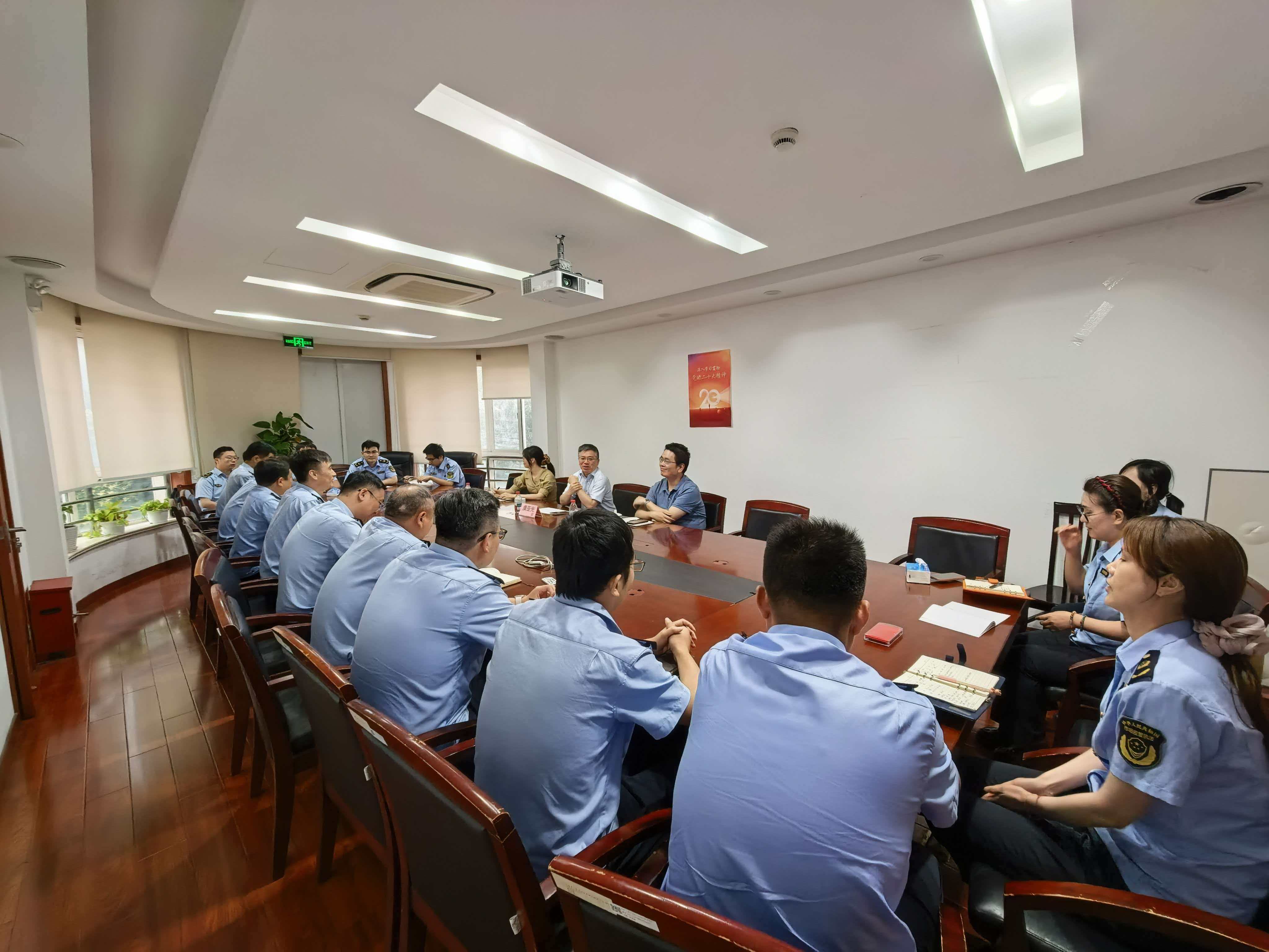区市场监管局党组书记、局长虞亚光赴长风所开展专题调研和集体谈心活动
