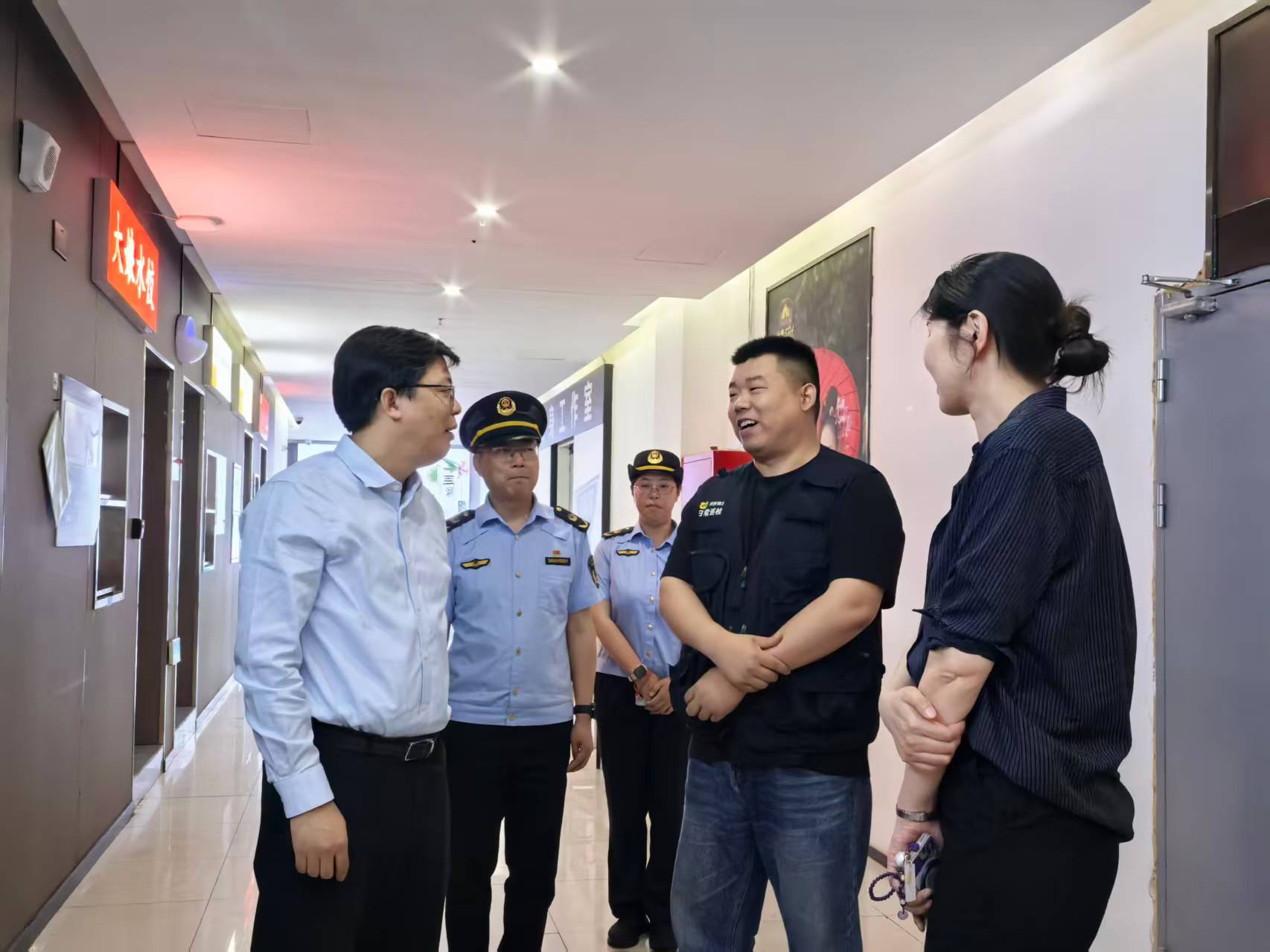 普陀区副区长周如意一行调研走访石泉东路浣熊食堂