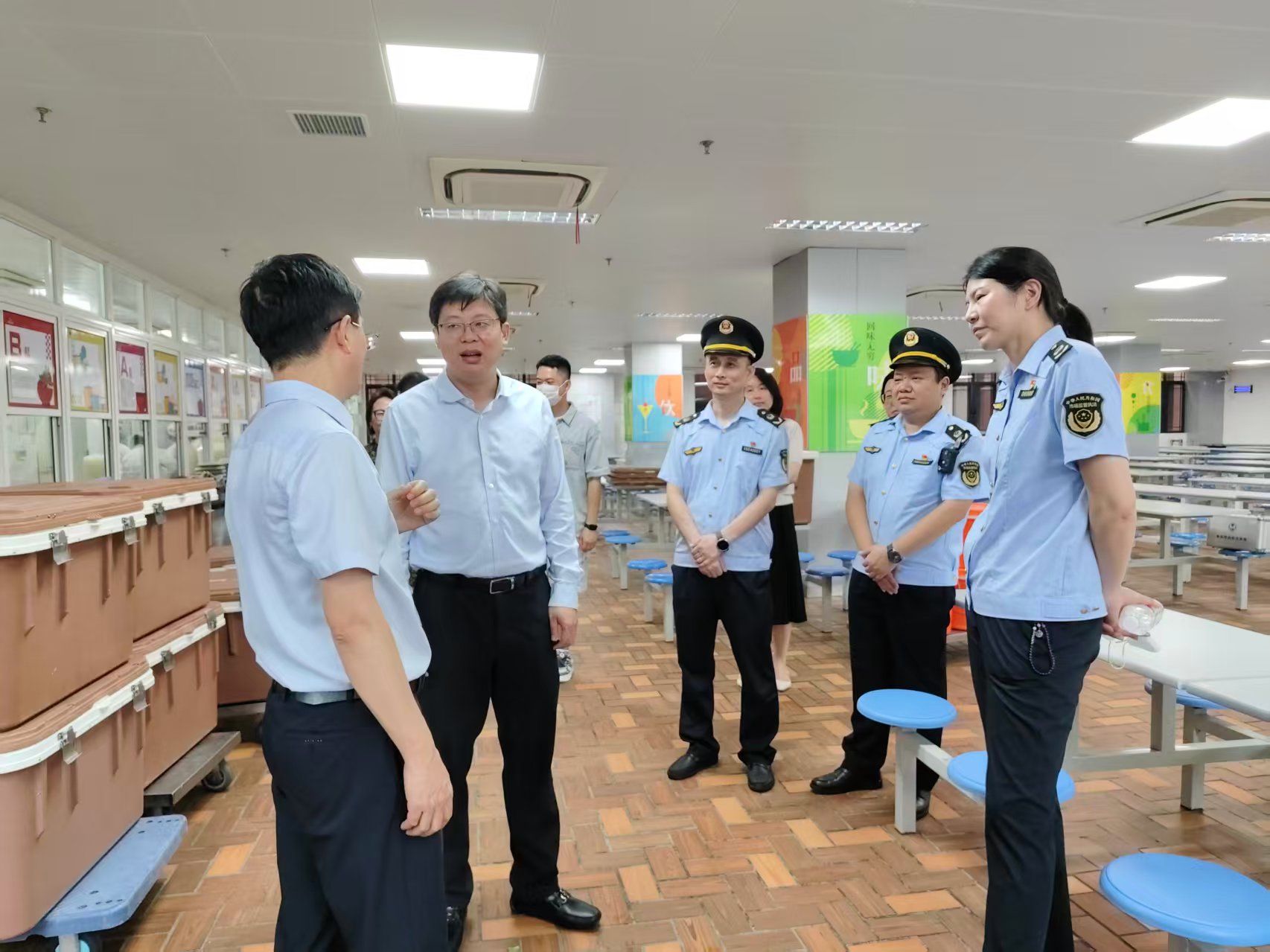 普陀区副区长周如意、区市场监管局副局长陈佳琳带队赴华东师范大学第四附属中学普陀校区，开展秋季开学学校食堂食品安全专项检查
