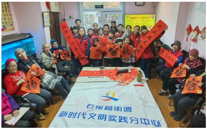 【我们的节日】青春乐马暖夕阳！这场敬老院里的“欢乐中国年”演出，爱与温暖都配齐了！