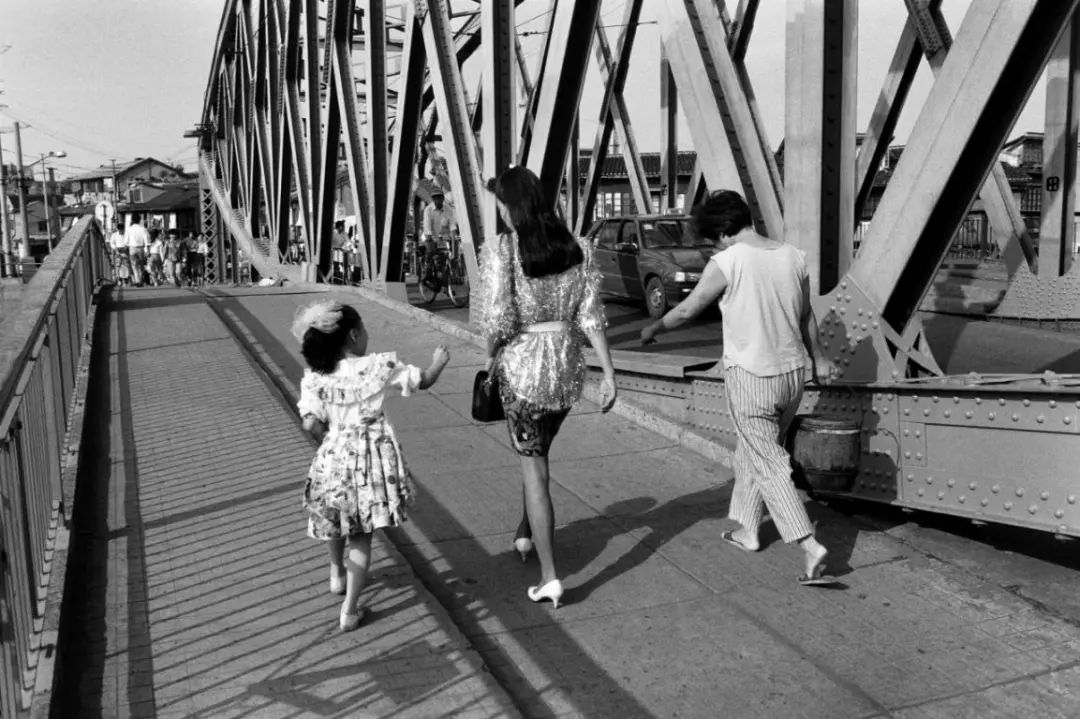 海派精致的妈妈带着女儿，和领着马桶的阿姨一起过桥.jpg