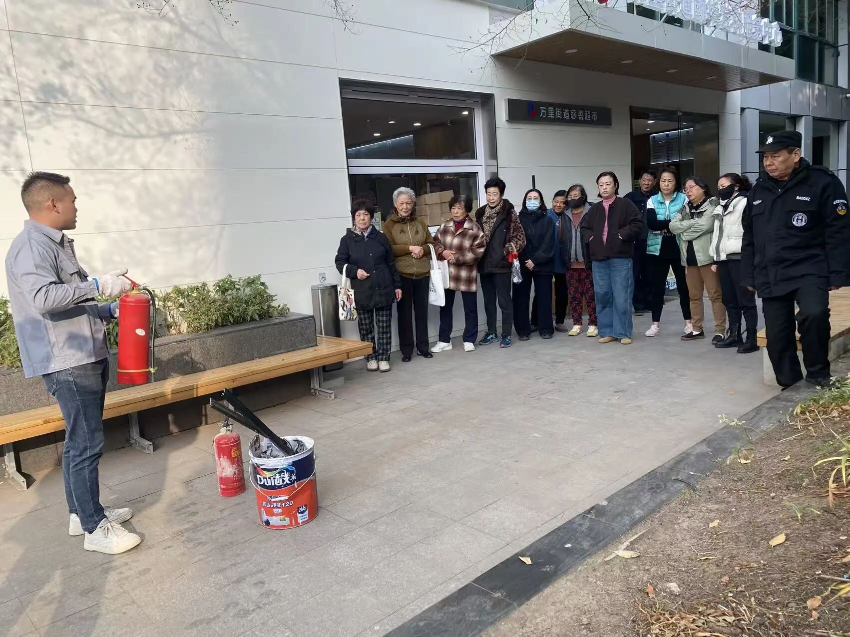 筑牢社区安全“防火墙”，万里颐华综合网格街区开展消防演练